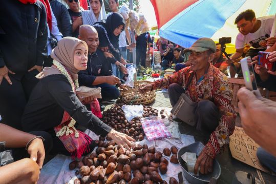 SUNYOTO GEMBIRA KETEMU ATIKOH, DAGANGANNYA DIGRATISKAN KE WARGA