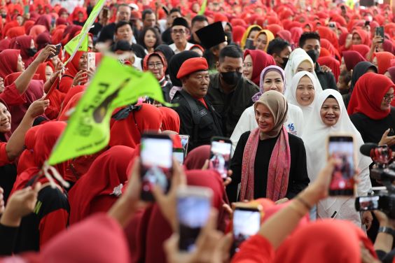 ATIKOH SHOLAWATAN BARENG RIBUAN BURUH PEREMPUAN DI TULUNGAGUNG