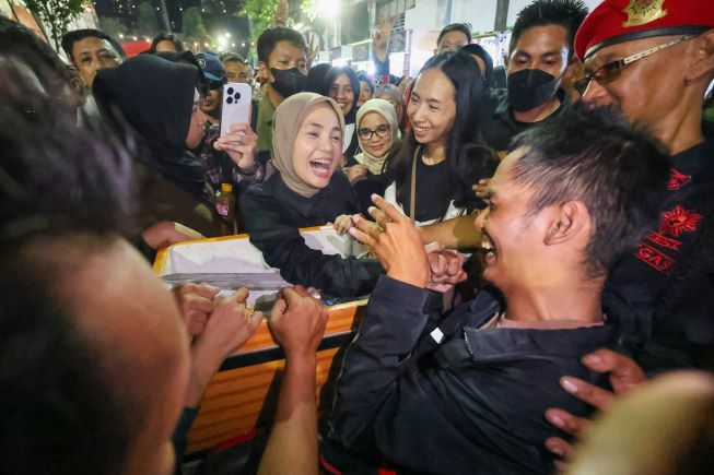 BAHAGIANYA AAN PEDAGANG PENYANDANG DISABILITAS BERTEMU ATIKOH GANJAR