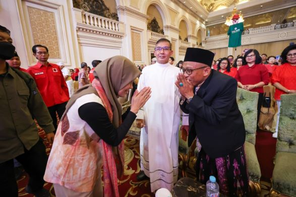 ATIKOH GANJAR CERITA TOLERANSI DI DEPAN RIBUAN UMAT LINTAS AGAMA SURABAYA