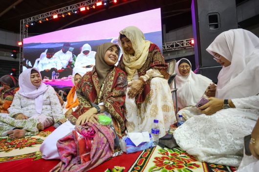 AIR DOA NYAI AINUR ROHMAH UNTUK ATIKOH DI PENGAJIAN AKBAR SURABAYA