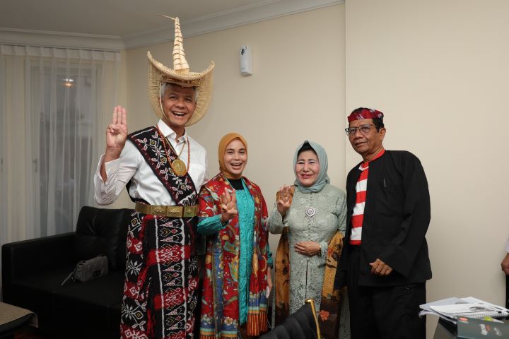 DEBAT KEDUA, GANJAR - MAHFUD MD KENAKAN PAKAIAN ADAT NUSANTARA