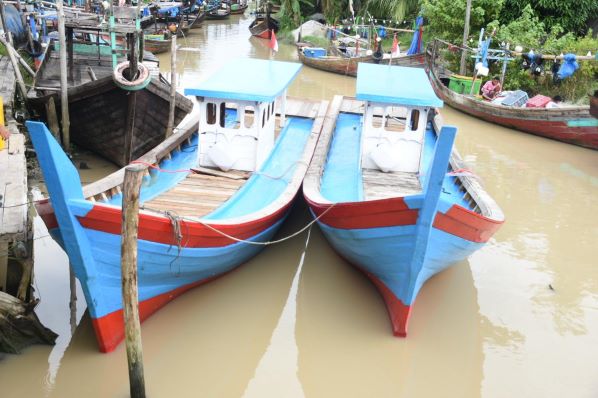 EKOLOGI ADALAH PANGLIMA, NELAYAN SERDANG BEDAGAI TERIMA BANTUAN 6 PERAHU