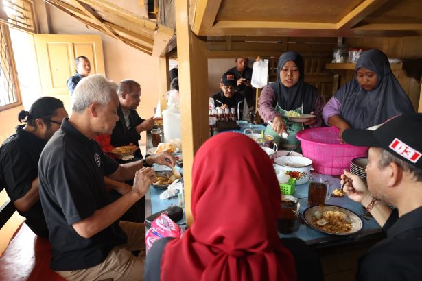 TIBA DI INDRAMAYU, GANJAR MERAKYAT SARAPAN NASI LENGKO IBU TIRI