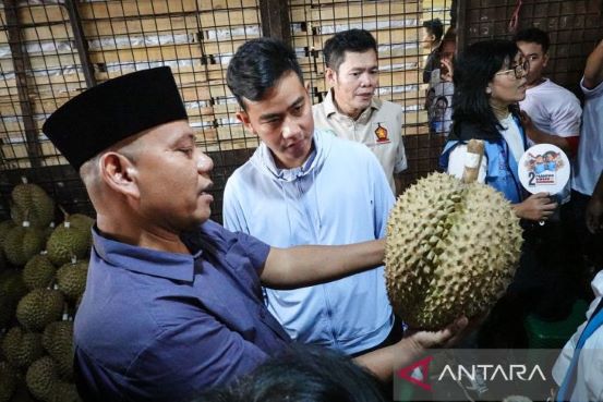 GIBRAN KE PASAR INDUK KRAMAT JATI, PEDAGANG KELUHKAN HARGA CABAI RAWIT
