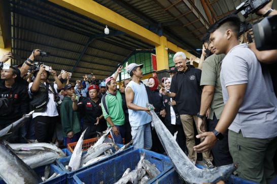 ADA BAJAK LAUT DI INDRAMAYU, NAIK SPEED BOAT MINTA JATAH RP 5 JUTA KE NELAYAN