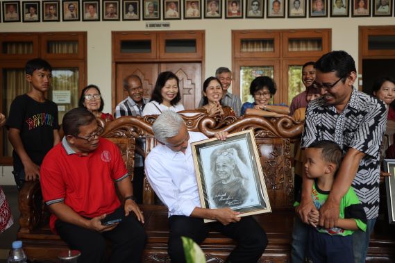 SUPPORT UMAT NASRANI RAYAKAN NATAL, GANJAR KUNJUNGI GEREJA DI SOLO
