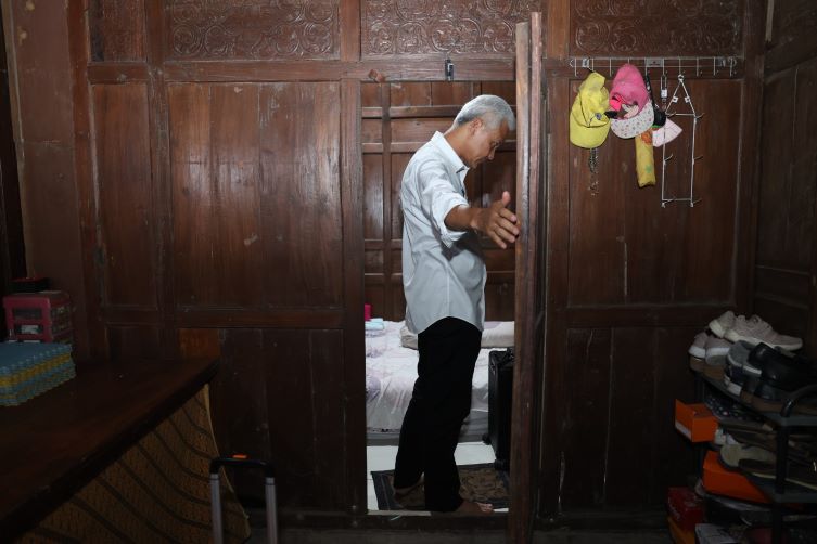 MENGINAP DI RUMAH GURU HONORER, GANJAR JANJI GURU SEJAHTERA PRIORITAS NEGARA