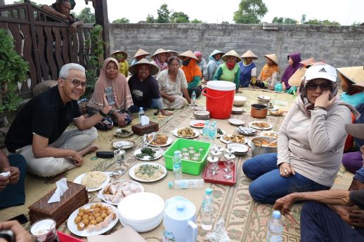 USAI MENGINAP DI RUMAH WARGA, GANJAR SARAPAN BARENG PETANI SERAP ASPIRASI