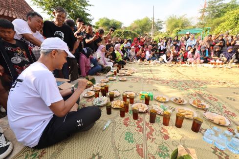PEDAGANG PASAR GAWOK GEGER, TINGGALKAN DAGANGAN DEMI KETEMU GANJAR