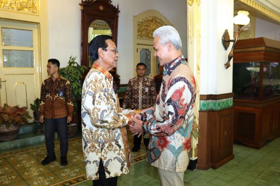 GANJAR CAPRES PERTAMA YANG DITERIMA SRI SULTAN HAMENGKU BUWONO X