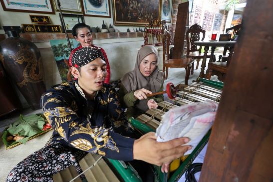 ATIKOH GANJAR JADI PENGRAWIT DI OMAH MBUDUR MAGELANG