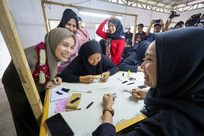 ATIKOH GANJAR KE PURWOREJO, SAMBANGI PABRIK BULU MATA SRIKANDI