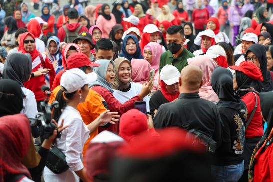 SENAM BARENG AMBYAR, WARGA BANYUMAS BEREBUT FOTO BERSAMA ATIKOH