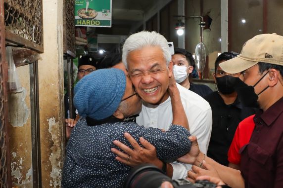 BLUSUKAN KE PASAR WONOGIRI, GANJAR DICURHATI TINGGINYA HARGA BERAS DAN CABAI
