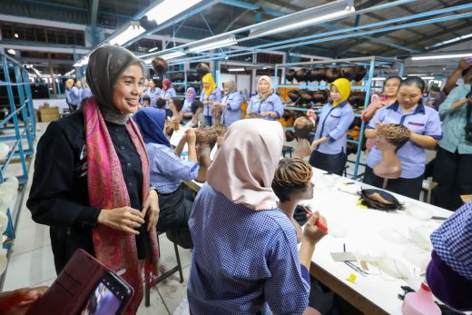 ATIKOH GANJAR SAMBANGI PABRIK WIG PURBALINGGA, SEMANGATI RIBUAN KARYAWAN