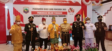 Gunakan Pakaian Adat Bupati Kotabaru Ikuti Peringatan Hari Lahir Pancasila