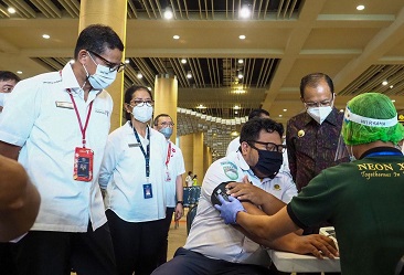 Menparekraf Tinjau Vaksinasi Pekerja Bandara Bali