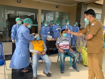 TERPAPAR COVID-19, PEGAWAI DINKES KOTABARU DI RAPID TEST ANTIGEN
