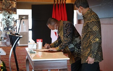 Doni Monardo Resmi Serahkan Jabatan Kepala BNPB kepada Ganip Warsito 