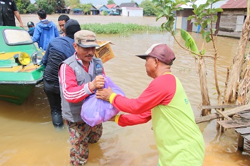 Susuri Sungai Martapura, Tim Kominfo Banjar Salurkan Bantuan Korban Banjir