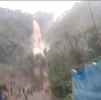 Sebuah Jembatan Penghubung Amblas Setelah Hujan Deras Mengguyur Kabupaten Cianjur