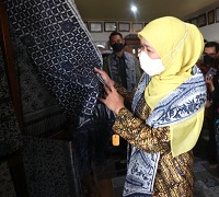 Gubernur Khofifah Optimistis Sentra Batik Tulis Tenun Gedog Tuban Jadi Desa Devisa