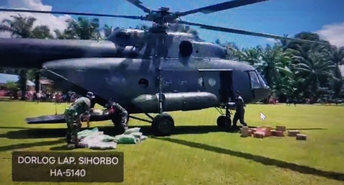 TAPANULI TENGAH MASIH TERISOLIR, 7 TON BANTUAN BAHAN MAKANAN DIKIRIM LEWAT UDARA