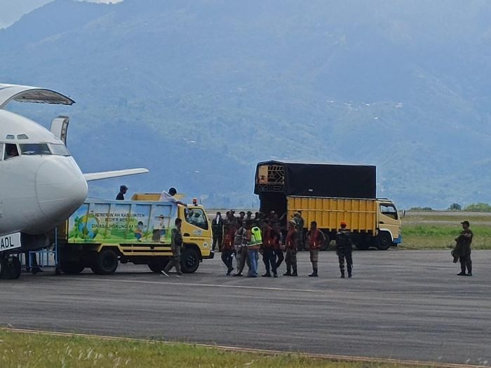 4 TON BBM KEMBALI DIKIRIM KE BENER MERIAH DAN ACEH TENGAH PAKAI PESAWAT TNI AU