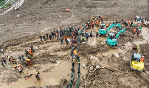 ALAT BERAT DAN K9 DIKERAHKAN CARI KORBAN LONGSOR BANDUNG BARAT 