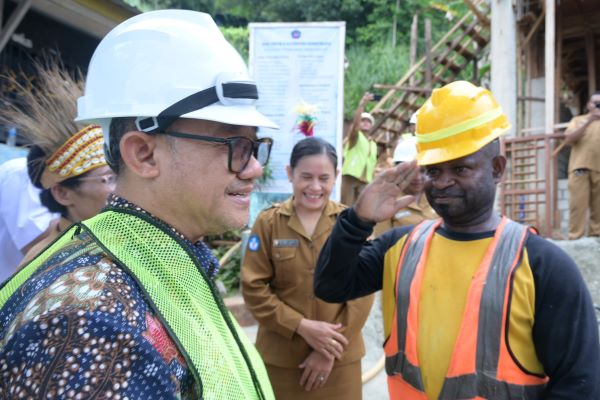 KISAH MUSA LOKOBAL, BURUH TUNA WICARA DALAM RENOVASI BANGUNAN SMAN 2 JAYAPURA