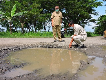 Tinjau Kerusakan Jalan Budug, Wabup Ngawi Ingin Perbaikan Jalan selesai di tahun 2021