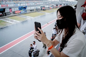 Wamenparekraf Saksikan MotoGP Mandalika 2022 Kenakan Produk Fesyen Jenama Lokal