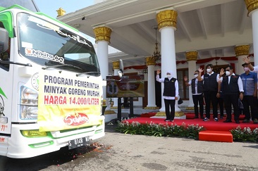 Minyak Goreng Langka dan Mahal, Pemprov Jatim Guyur 2,7 Juta Liter Minyak Goreng