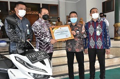 Asisten I Sekda Prov Jatim Serahkan Hadiah Paritrana Award 2021 pada Bupati Jember