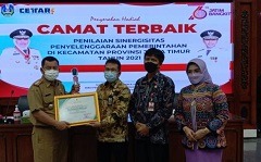 Gubernur Jatim Berikan Hadiah Pada Camat Paling Cettar 2021
