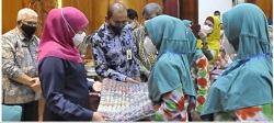 Jatim Fair Hybrid 2021, Gubernur Khofifah Undang Disabilitas Binaan Dinsos Jatim Makan Malam
