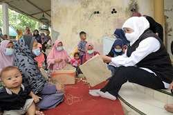 Blusukan Bertemu Pelaku UMKM Di Sepulu- Bangkalan , Gubernur Khofifah  Serahkan Bantuan dan Ajak Migrasi ke Ekosistem Digital