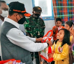 Kunjungi Pos Pengungsian di Pronojiwo, Kepala BNPB Pastikan Semua Aspek Layanan Terpenuhi