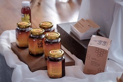 Menparekraf Serahkan Bantuan Peduli Pengusaha Bagi Seniman Bali untuk Kebangkitkan Ekonomi dan Penciptaan Lapangan Kerja