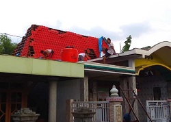 Warga Mayahan Perbaiki Atap Rumah Usai Angin Kencang