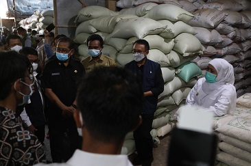 Serap Beras Petani, Gubenur Jatim Apresiasi Petani Ngawi