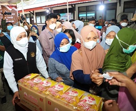 Hari Pertama Penerapan HET Minyak Goreng, Gubernur Khofifah: Kebijakan ini Mendorong Daya Beli Masyarakat