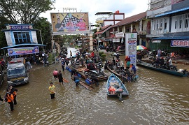 Kunjungi Sintang, Kepala BNPB Sampaikan Bantuan dan Langkah-langkah Penanganan Banjir Kalimantan Barat