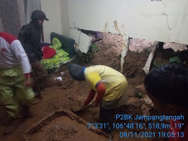 Turunkan Alat Berat, Pemerintah Daerah Buka Akses Jalan Tertutup Material Longsor