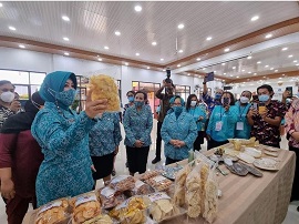 Ketua Umum TP PKK Dorong Kadernya Majukan Kerajinan Kerang di Papua Barat