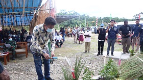Anggota DPRD Wagus Hidayat Salurkan Tali Asih Natal Bagi Warga Airu