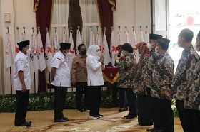 Gubernur Jatim Beri Piagam Penghargaan Pendonor Darah