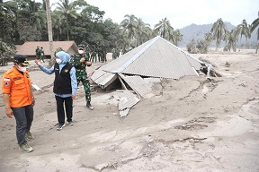 Gunung Semeru Meletus, Ini Langkah Sat Set - Sat Set Khofifah  Minta Bupati dan Wali Kota Gotong Royong Bantu Kab. Lumajang