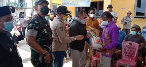 Bupati Kotabaru Salurkan Bantuan Sembako Kepada Korban Tanah Longsor Pulau Maradapan